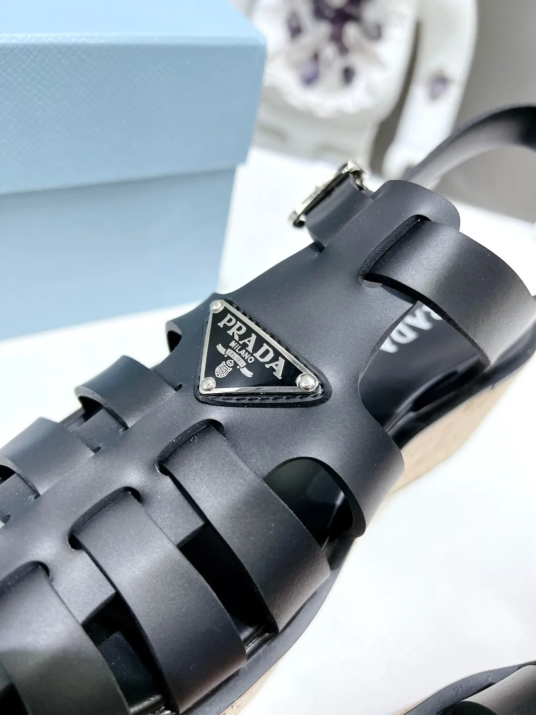 👟👟Ex-factory price 500👟👟 Super popular prada 2023 latest spring and summer zigzag Roman braided thick-soled rubber sandals E64. Retro, fashionable and avant-garde gears with 55mm thick soles and rubber uppers make the whole pair of shoes light and comfortable. Bright colors provide a variety of choices for fashionable people with different styles! The iconic metal triangle logo is paired with the shape of ancient beach sandals. Every design element is fashionable! Code number 35-40